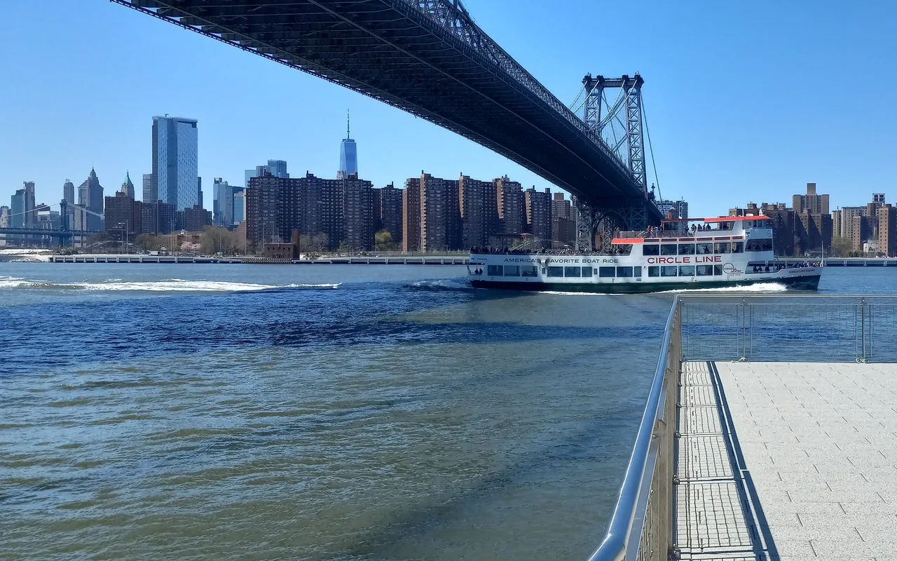 Williamsburg Bridge over the East River seen from Domino Park, Williamsburg, Brooklyn, with the Manhattan skyline